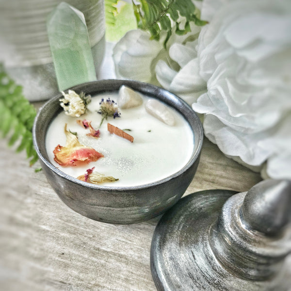 10 oz. White Gold Candle in a Ceramic Vessel ~ Honeysuckle, Rose, Jasmine, Bergamot, Orange, Woods & Musk