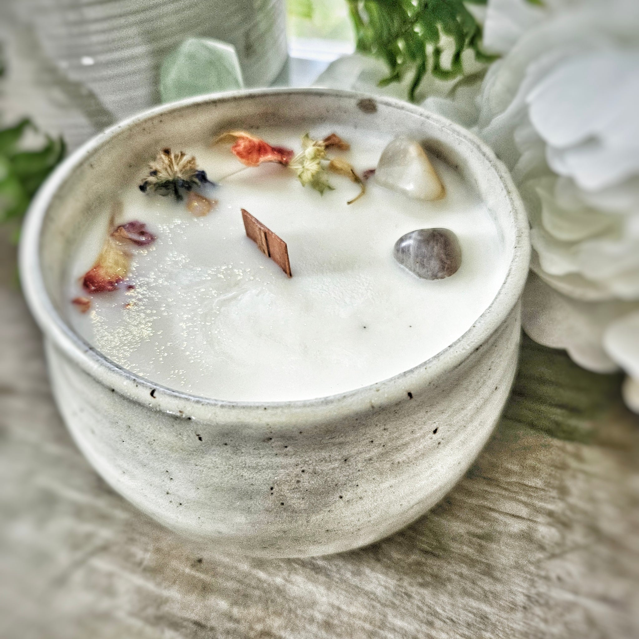 23 oz. White Gold Candle in a Ceramic Vessel ~ Honeysuckle, Rose, Jasmine, Bergamot, Orange, Woods & Musk