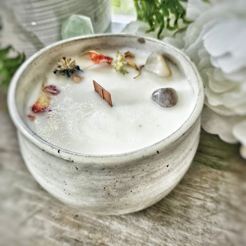 23 oz. White Gold Candle in a Ceramic Vessel ~ Honeysuckle, Rose, Jasmine, Bergamot, Orange, Woods & Musk