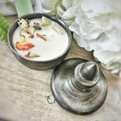 10 oz. White Gold Candle in a Ceramic Vessel ~ Honeysuckle, Rose, Jasmine, Bergamot, Orange, Woods & Musk